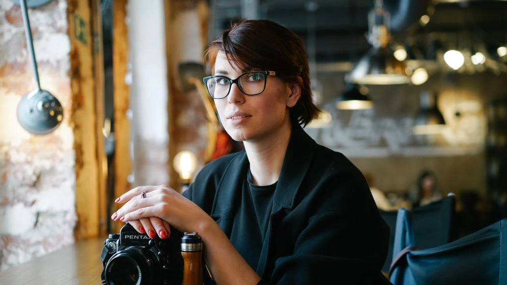 Laura, diseñadora freelance en su estudio de Madrid, trabajando en un proyecto